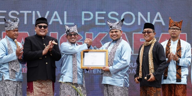 FPM 2024 Tanah Datar Kembali Masuk KEN 2024, Bupati Eka Putra Terima Piagam