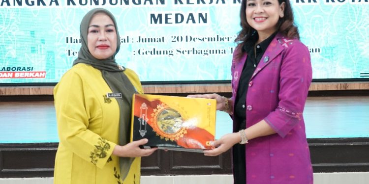 Ny. Lise Eka Putra, PKK  Perkokoh Ketahanan Keluarga