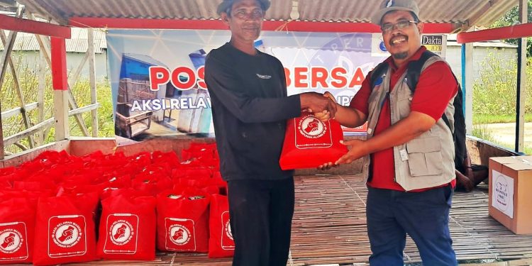 ARM HA-IPB Salurkan Paket Bantuan untuk Penyintas Banjir di Bekasi