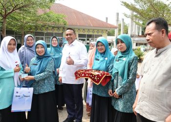 Budayakan Menabung Kepada Anak, Staf Ahli TPPKK Ny. Dwinanda Ahmad Fadly Serahkan KIA Dan KTP-eL