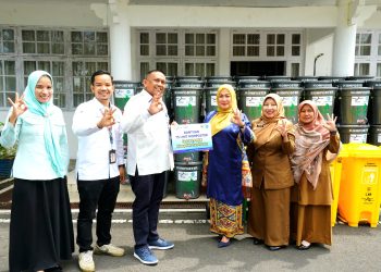 Bank Nagari Peduli Dukung Tanah Datar Bersih, Gandeng TPPKK Serahkan Komposter Dan Tempat Sampah Terpilah