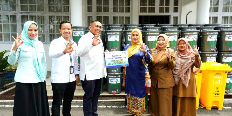 Bank Nagari Peduli Dukung Tanah Datar Bersih, Gandeng TPPKK Serahkan Komposter Dan Tempat Sampah Terpilah