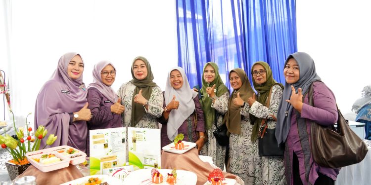 Pangan B2SA Berbahan Lokal, Pokja III TPPKK Dan Dinas Pangan Perikatan Tanah Datar Sajikan Ikan Lele Teriyaki Madu Dan Tomat Cassava Bertabur Buah